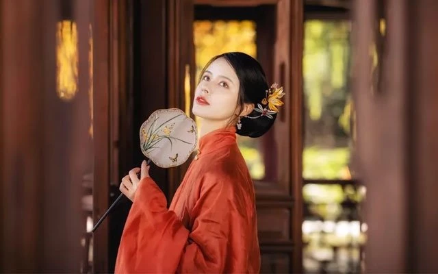 Glimpse | Hanfu Ming-style Girl