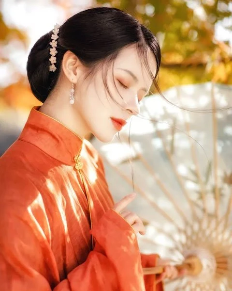 Glimpse | Hanfu Ming-style Girl