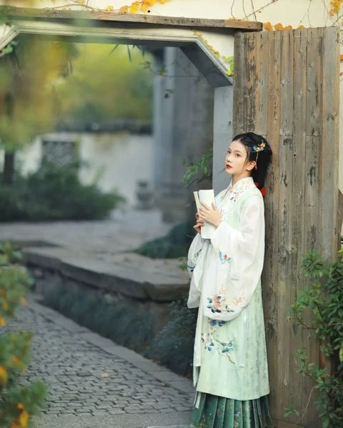Photo | Girl & Ming Dynasty Hanfu