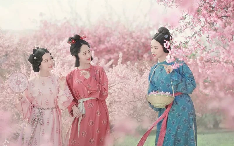 Ten Beauties Perform the Most Beautiful Hanfu
