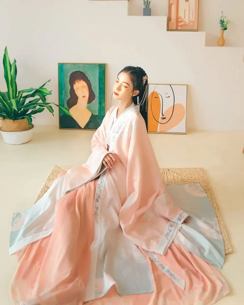 Chinese Girls Hanfu Style Suitable for Spring
