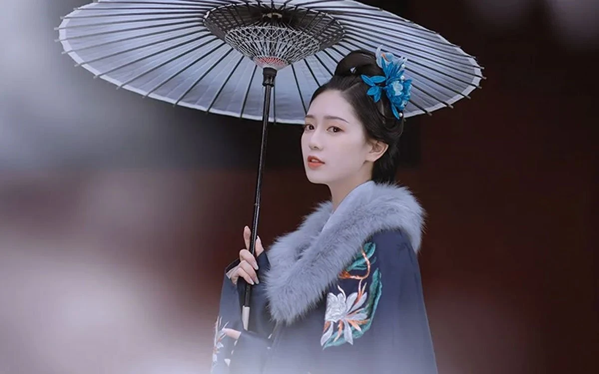 How to Take Hanfu Photos with Umbrella Prop