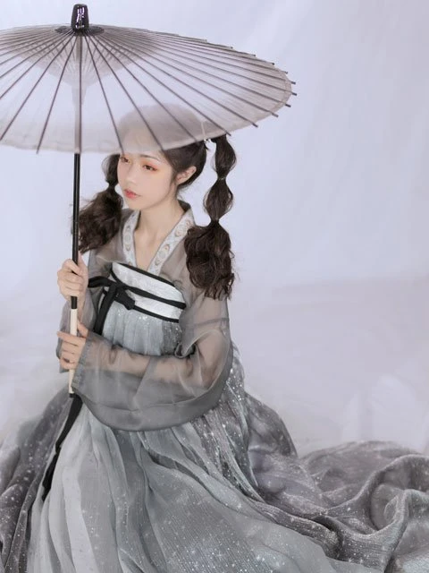 How to Take Hanfu Photos with Umbrella Prop