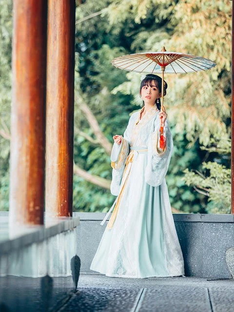 How to Take Hanfu Photos with Umbrella Prop