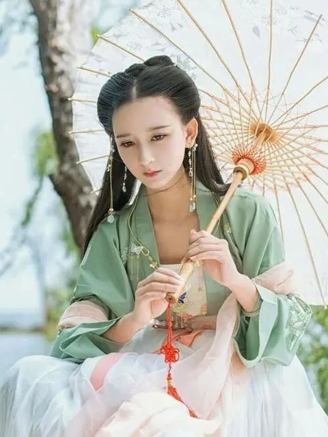 How to Take Hanfu Photos with Umbrella Prop