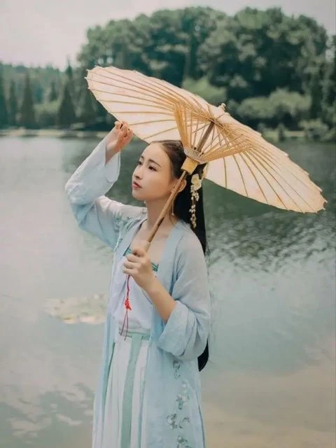 How to Take Hanfu Photos with Umbrella Prop