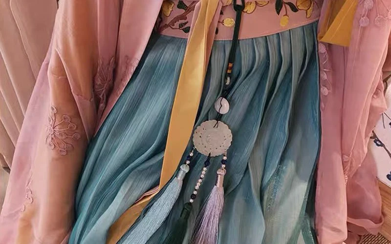 Why is wearing jade pendant popular in ancient times?