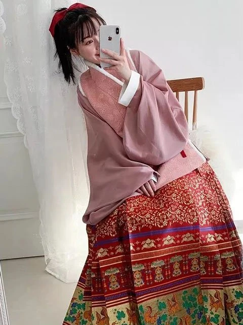 How to Chose Pretty Chinese New Year Traditional Clothing for Festival
