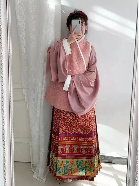 How to Chose Pretty Chinese New Year Traditional Clothing for Festival