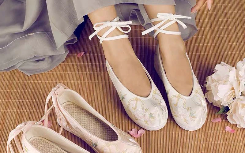 The 12 Beautiful Traditional Chinese Embroidered Shoes, Which Pair Do You Like
