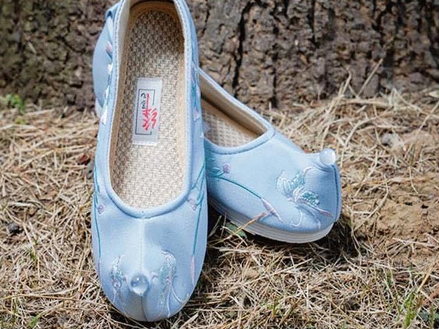 The 12 Beautiful Traditional Chinese Embroidered Shoes, Which Pair Do You Like