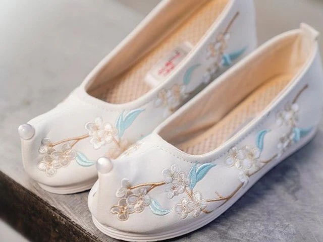 The 12 Beautiful Traditional Chinese Embroidered Shoes, Which Pair Do You Like
