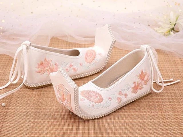 The 12 Beautiful Traditional Chinese Embroidered Shoes, Which Pair Do You Like