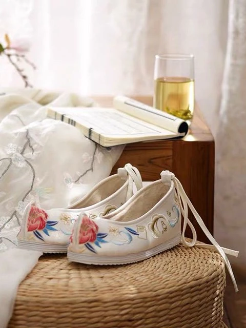 The 12 Beautiful Traditional Chinese Embroidered Shoes, Which Pair Do You Like