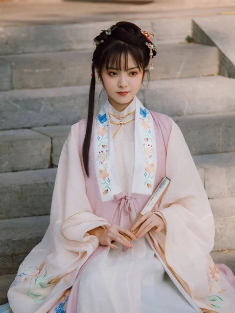 Traditional Chinese Culture Approaching the Exquisite Chinese Dress