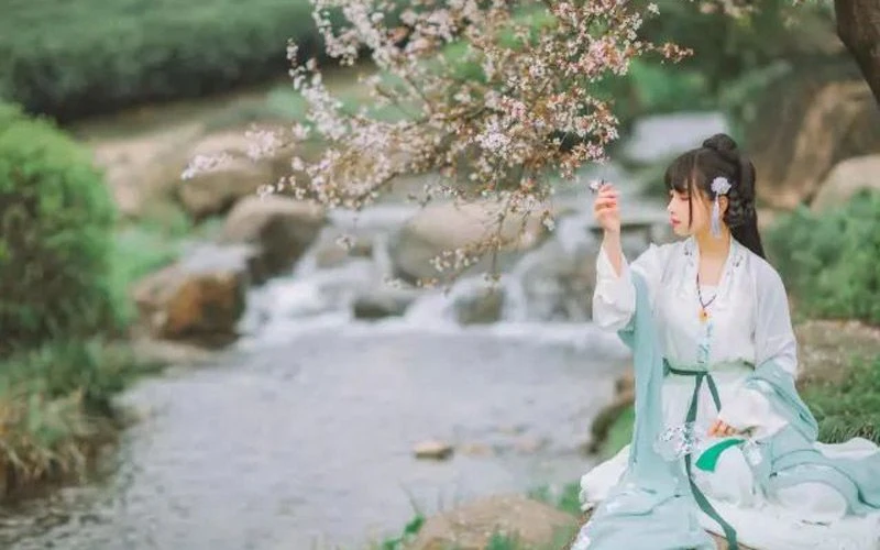 12 Beautiful Cool-Toned Chinese Dresses to Chill the Summer