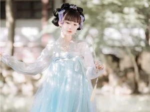 12 Beautiful Cool-Toned Chinese Dresses to Chill the Summer