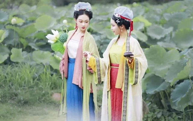 Summer Breeze & Lotus Flower & Beauty Hanfu Girl