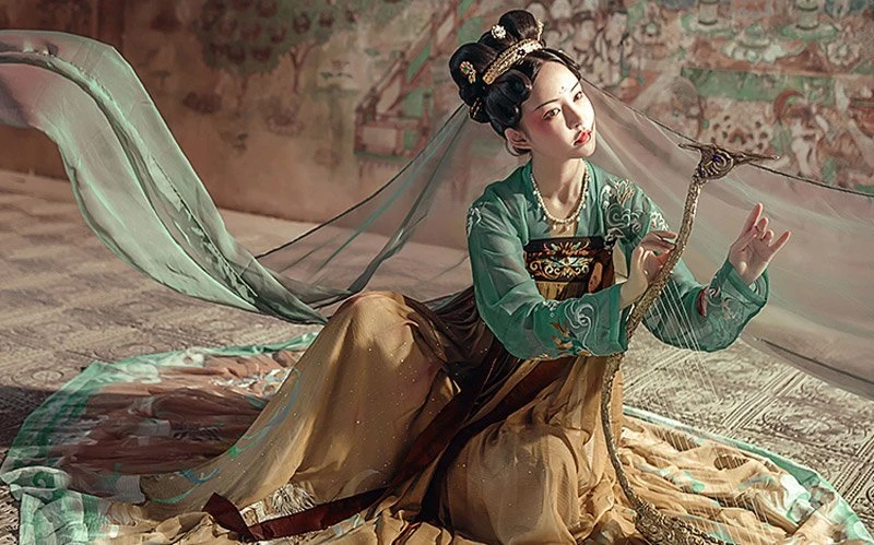 Unlock Many Ways to Wear a Beautiful Chinese Costume 1