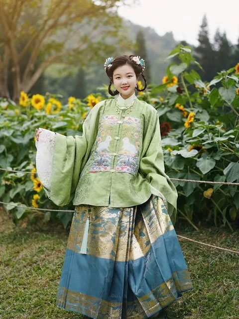 Chinese Fashion Trends: Hanfu for the Mid-Autumn Festival