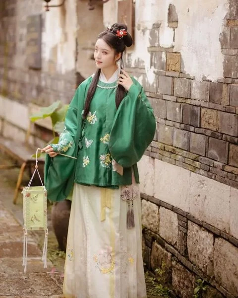 Four Sets of Hanfu Suits for Autumn - Elegant & Gorgeous