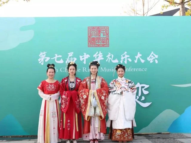 Modern complex of Ancient Chinese Traditional Clothing