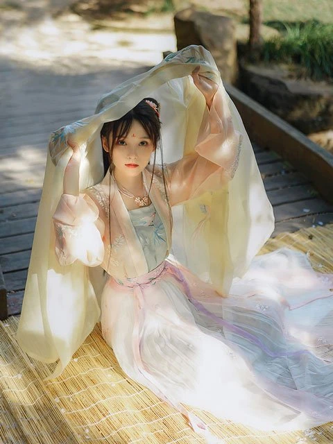 Ancient Chinese Fashion: Historical Prototype of Hanfu Style