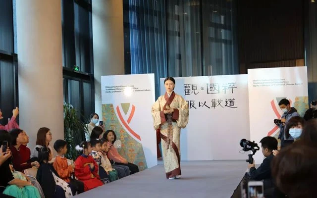 Hanfu Show: Guan · Guocui - Chinese Traditional Costumes