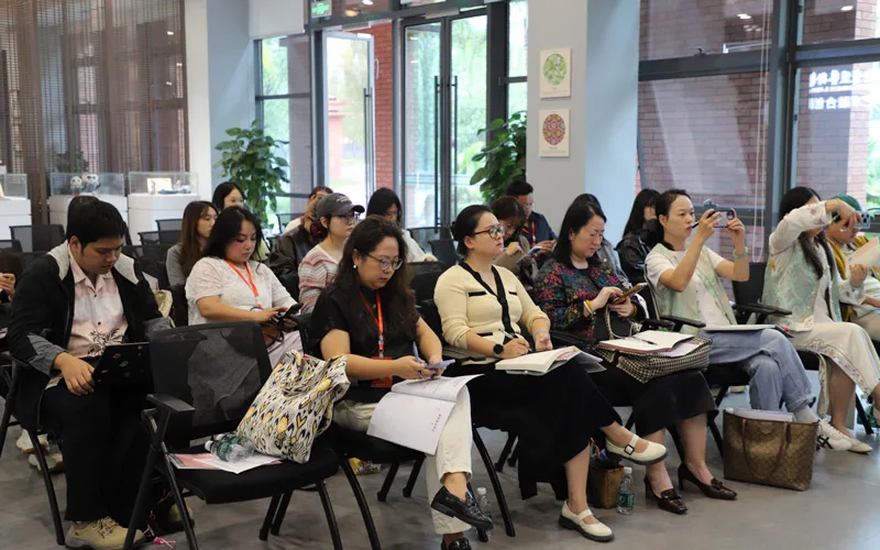 20 Shu Brocade Designers Return to Class in Chengdu