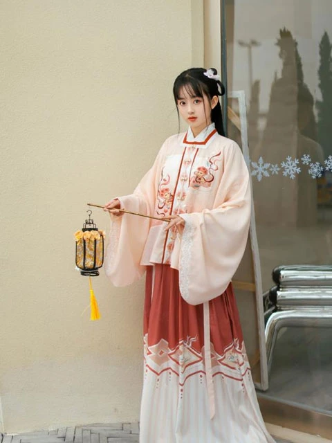 4 Kinds of Essential Props for Hanfu Photography
