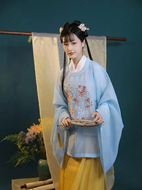 4 Kinds of Essential Props for Hanfu Photography
