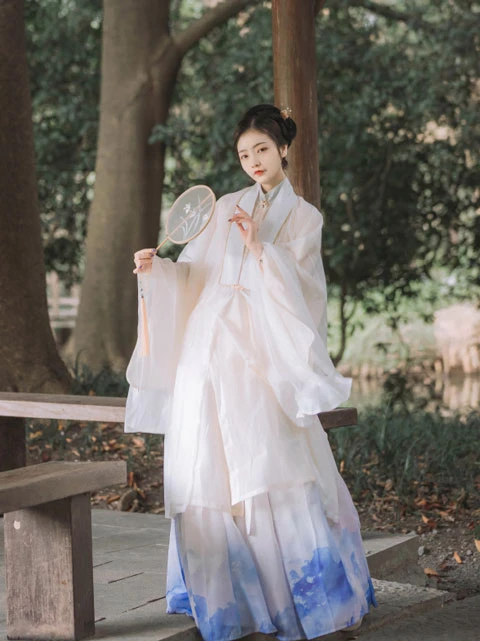 4 Kinds of Essential Props for Hanfu Photography