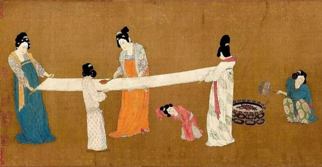 Painting Appreciation: Court Ladies Preparing Newly Woven Silk 9