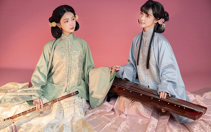 Women’s Clothing Changes During the Ming and Qing Dynasties 55