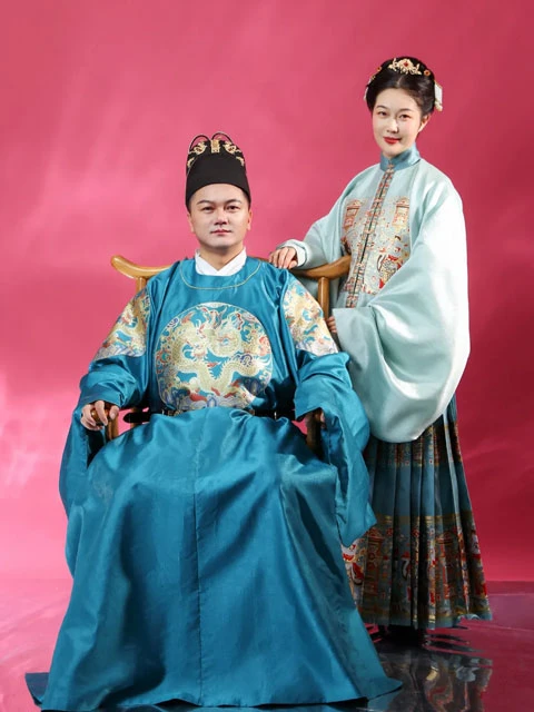 Who Is the First Person to Start a Hanfu Store in China?