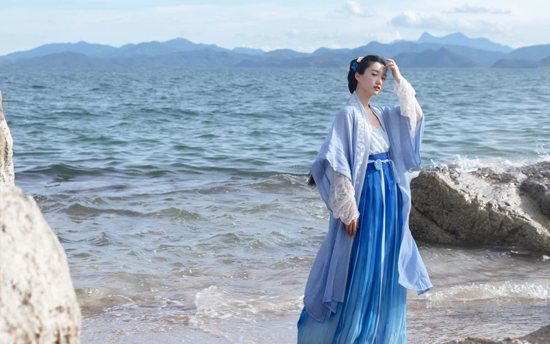Pick a Gradient Color Hanfu for Your Spring!