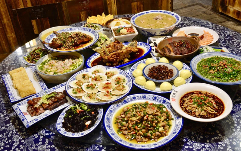 How to Eat in China: 5 Chinese Cuisine Tips for Gourmets