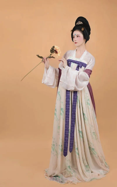 Exquisite Restored Hanfu from the Ancient Painting 5