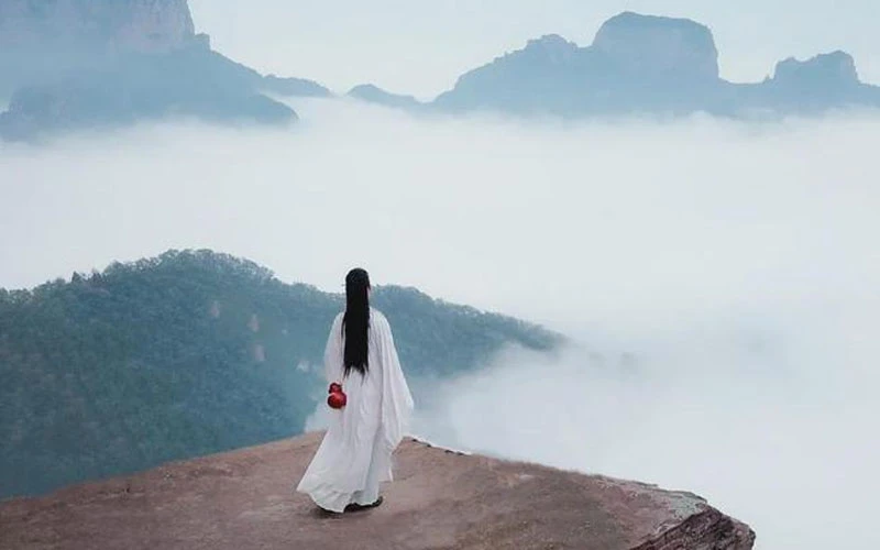 A Man Wearing Hanfu Traveling the World at Large for 6 Year