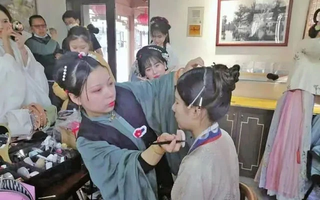 Shu Qiuhong - Turning a Love of Hanfu Into a Career