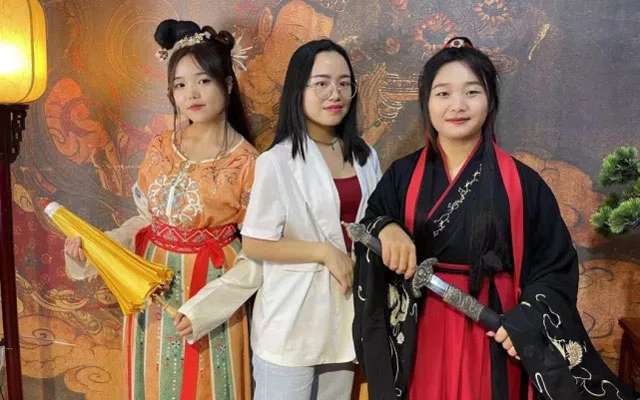 What is Professional Hanfu Stylist - A New Hanfu Career
