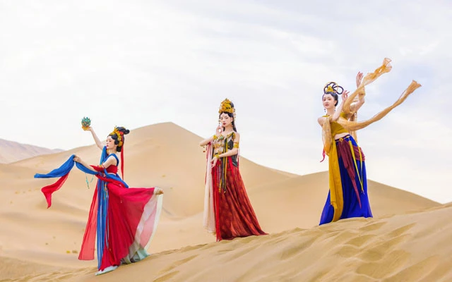 Dunhuang Style Costume Show in the Desert Grand Opening 3