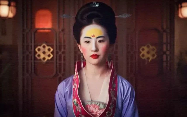Top 10 Most Popular Traditional Accessories in History