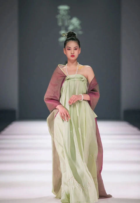 Chinoiserie in Shanghai Fashion Week Spring/Summer 2022