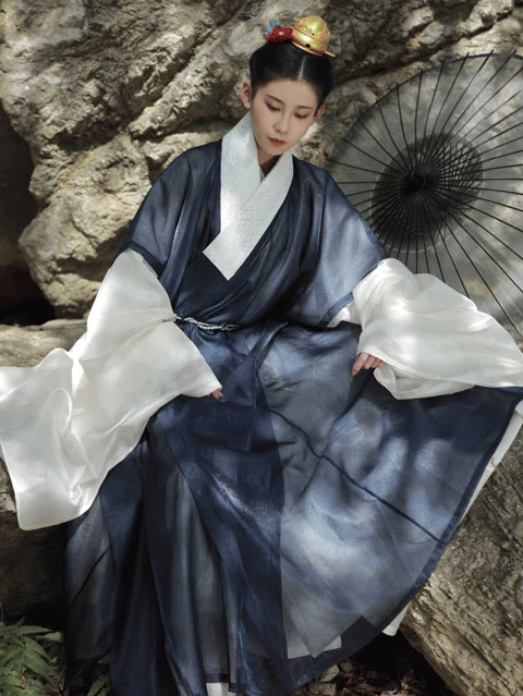 Insisted on Restoring the Traditional Hanfu Form - She Did for Ten Years