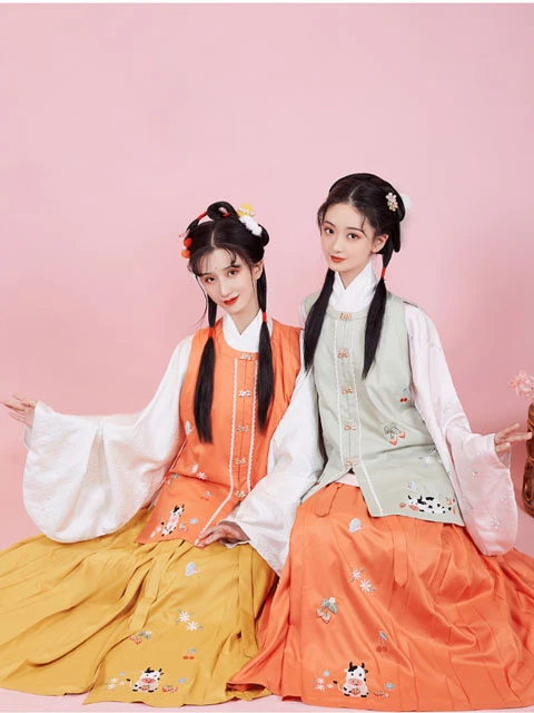 Insisted on Restoring the Traditional Hanfu Form - She Did for Ten Years