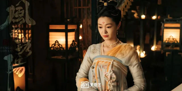 Song Yi Surprised Everyone Again! With Her Stunning Ancient Costume Look 5