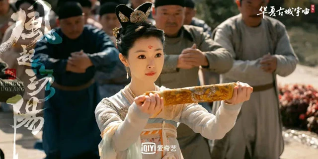 Song Yi Surprised Everyone Again! With Her Stunning Ancient Costume Look 12