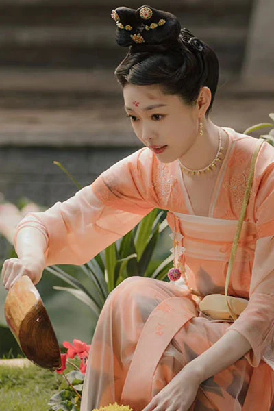 Song Yi Surprised Everyone Again! With Her Stunning Ancient Costume Look 10
