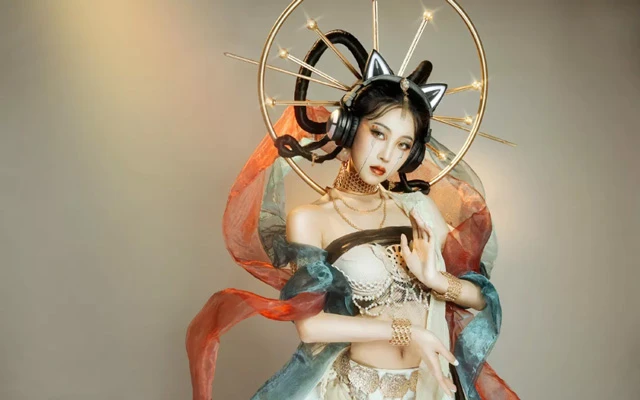 Hanfu in 2077? Post-95 Girl Made Cyberpunk Style Chinese Clothes
